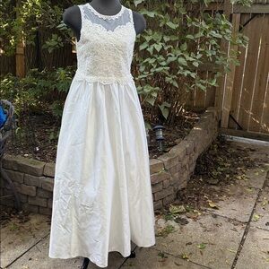 Wedding Dress Elegant White Lace bodice. Size small measurements in pics